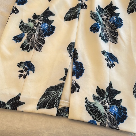 Beautiful white dress with blue flower design - Picture 6 of 6